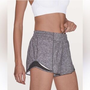 NWT Lululemon Hotty Hot Short 4" *Lined *SW black & white size 6 tall